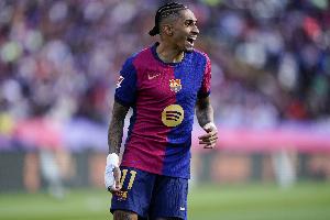 世体：拉菲尼亚亲临国家德比现场助威，他预计在11月休赛期后复出