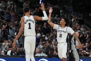 记者：文班还有成长空间 马刺的能量和潜力 让人想起两年前的雷霆