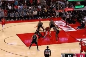 行云流水！申京四分卫长传 阿门接球助攻杜兰特1V4强起打进加罚