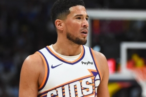 布克半场出战18分钟 8中2&6罚5中拿到10分3板6助 正负值-11