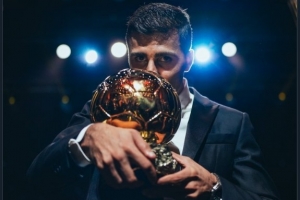 曼城官推晒罗德里亲吻金球奖照片：去年今日，罗德里获得金球奖