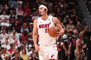 这也太高效了！哈克斯替补15分钟 6中5&8罚全中砍下20分！