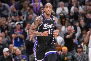 正负值+13！德罗赞半场7中5拿到11分2助 5个运动战进球全是中投