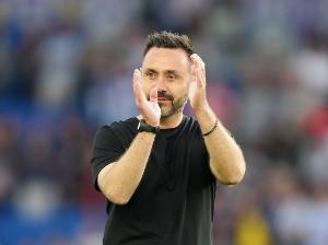 德泽尔比：帕瓦尔失误很正常没必要小题大做，我对此一笑置之