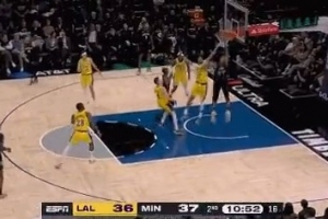 随便扣！戈贝尔顺下单臂空接隔扣海斯