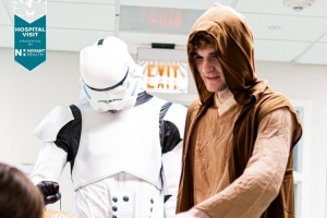 Cosplay星战人物造型！黄蜂新秀万圣节前往儿童医院 陪小朋友过节