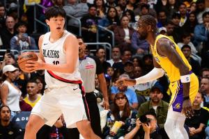 热身晚？前方媒体人：之前对阵湖人 杨瀚森提前了快2小时出来热身