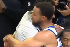 聊了点啥？库里赛后和哈利伯顿拥抱寒暄 后者喜笑颜开