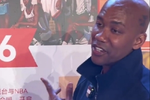 马布里透露96黄金一代合影小秘密：科比因左手打石膏并未露出