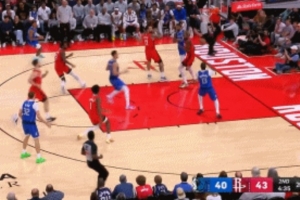 秀啊！拉塞尔面对KD、亚当斯包夹 不看人隐蔽助攻篮下轻松得分