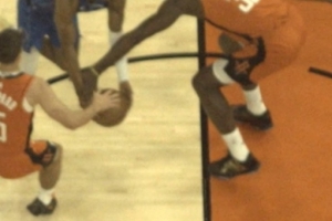 火眼金睛！卡佩拉手刀布兰登-威廉姆斯被吹犯规 火箭果断挑战成功