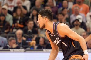 布克：我是队里老新秀了 看今年的菜鸟搞怪玩小把戏很有意思