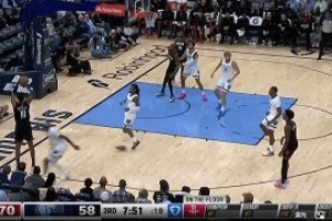 干净利落！小贾巴里底角三分自信出手命中 再次打停灰熊！