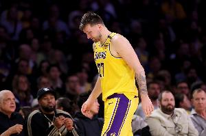 有点尴尬！湖人击鼓传花甩锅外线 东契奇拆炸弹压哨三分三不沾